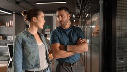 Attraktives Duo: Nina Weiss (Katia Fellin) und Raúl Morales (Miguel Ángel Silvestre).