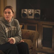 Kate Winslet spielt Mare Sheehan, eine Kleinstadt-Polizistin.