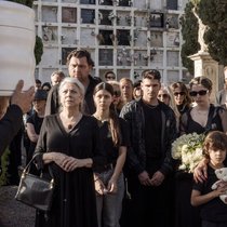 Unheimlich: Trauernder Vater (Alvaro Morte, l.) trifft wütende Oma (Kiti Manver).