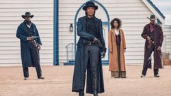 Zu allem bereit: Rufus Bucks rechte Hand Trudy Smith (Regina King) samt Gefolge.