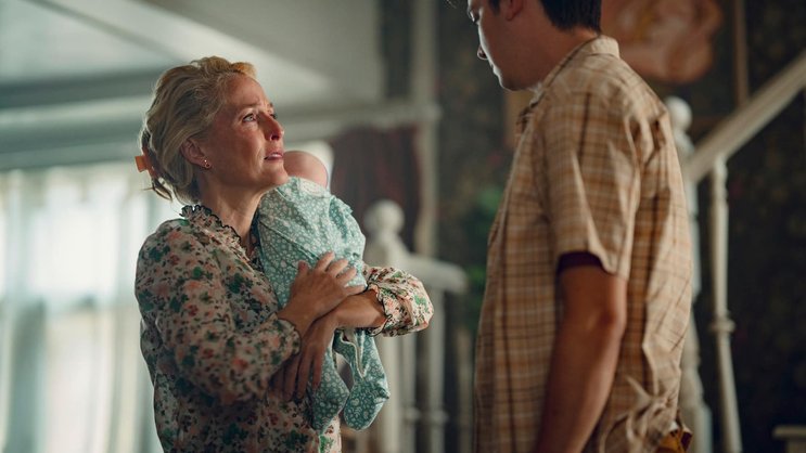 Otis (Asa Butterfield) ist kein Einzelkind mehr: Jean (Gillian Anderson) hat Baby Joy geboren.