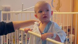 Tapfer: Der kleine Noliam hängt 12 Stunden pro Tag an der Dialysemaschine.