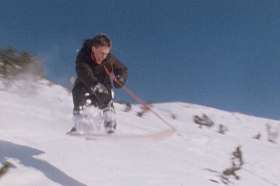 Paul Gruber auf einem Ur-Snowboard; 1981 stellt er es im TV-Magazin «Karussell» vor.