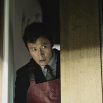 Ma-su (Lee Byung-hun) wird entlassen und fühlt sich gedemütigt.