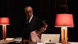 Italiens Staatspräsident Mariano (Toni Servillo) wird beraten von seiner Tochter.