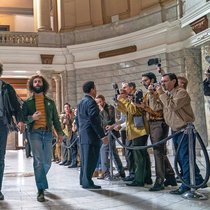 Anarcho-Hippie: Kriegsgegner Abbie Hoffman (Sacha Baron Cohen, Mitte l.) weiss sich in Szene zu setzen.