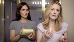 Schauspielerin Elizabeth (Natalie Portman, l.) soll in einem Film Gracie (Julianne Moore) spielen.