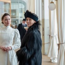 Es ist Krieg, doch in der Schweiz ist scheinbar alles gut: Krankenschwester Johanna (Dominique Devenport, l.) mit Gräfin von Hausner (Jeanette Hain).