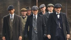 Todschick und ultrabrutal: die Peaky Blinders um Thomas Shelby (Cillian Murphy, M.).