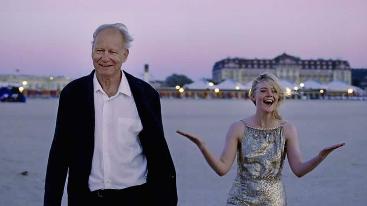Regisseur Gustav (Stellan Skarsgård) mit Hollywoodstar Rachel (Elle Fanning).