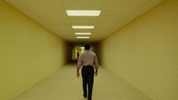 Verloren im gelben Labyrinth: Der unendliche Albtraum «Backrooms» kommt am 18. Juni 2026 in die Schweizer Kinos.