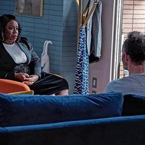 Im Wochenrhythmus: Brooke Lawrence (Uzo Aduba) hört Techunternehmer Colin (John Benjamin Hickey) zu.
