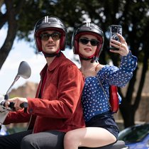 Ob Emily (Lily Collins) bei Marcello (Eugenio Franceschini) in Rom ihr Glück findet?