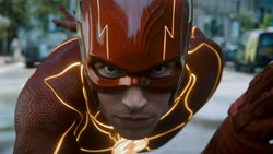 Barry «The Flash» Allen (Ezra Miller) kann in der Zeit herumreisen und will den Tod seiner Mutter verhindern.
