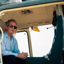 Der superreiche Unternehmer Cameron Beck (Tom Hollander) hält in «The Iris Affair» die Fäden der Tech-Welt in der Hand – und gibt ihrer Ambivalenz ein Gesicht.
