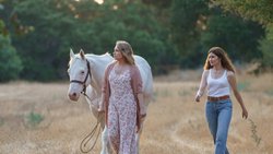 Mama Frankie (Merritt Wever) und Tochter Clare (Kathryn Hahn) in «Tiny Beautiful Things».
