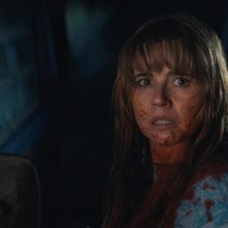 Pamela (Linda Cardellini) gerät nach dem nassen Tod ihres Sohnes Jason in einen mörderischen Strudel.