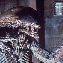 Die gruselige Kreatur von H. R. Giger vergisst niemand so schnell.