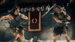 Gladiator Lucius (Paul Mescal) kämpft gegen Feldherr Acacius (Pedro Pascal).
