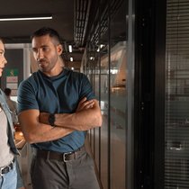 Attraktives Duo: Nina Weiss (Katia Fellin) und Raúl Morales (Miguel Ángel Silvestre).
