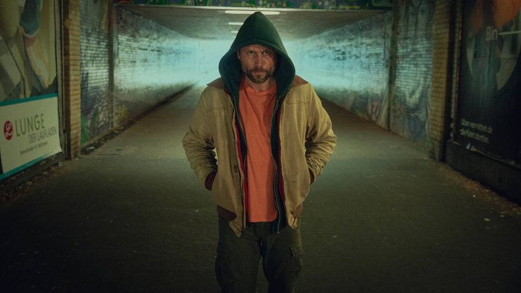 Mike Atlas (Max Riemelt) ist ein sehr gepflegter Randständiger: