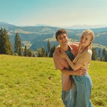 Schwören sich ewige Liebe: Daneli (Luca Hänni) und sein Schätzli Heidi (Elena Flury).