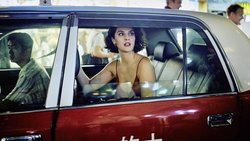 Emmanuelle (Noémie Merlant) inspiziert in Hongkong Luxushotels.