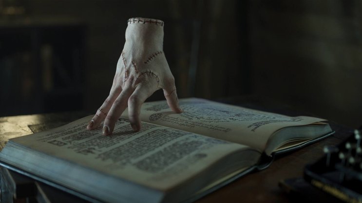 Der heimliche Star im Netflix-Hit «Wednesday» ist das fingerfertige «Thing» – bei uns bekannt als «eiskaltes Händchen».
