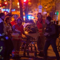 Sanitäter und Polizei bringen verletzte Besucher aus dem Bataclan-Saal in Sicherheit.