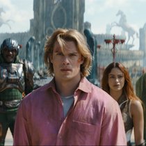He-Man (Nicholas Galitzine, M.), Teena (Camila Mendes) und Co. treten gegen den bösen Skeletor an.
