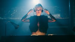 Techno im Blut: Linda (Jule Hermann) will in München als DJ durchstarten.