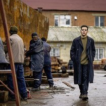 IT-Spezialist Charles (Rami Malek) ist den Mördern seiner Frau auf der Spur.