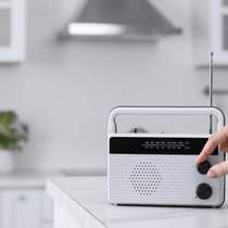 Empfänger sucht Sender: Bald sollte sich auf den UKW-Frequenzen der SRG was tun.