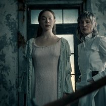 Verhängnisvolle Kooperation: Lizzie (Ella Beatty, l.) und Dienstmädchen Bridget (Vicky Krieps).