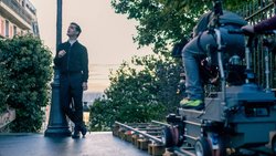 Meisterdieb Andrés (Pedro Alonso) beim Dreh seiner neuen Serie «Berlin» in Paris.