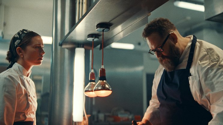 Jónas (Ólafur Darri Ólafsson) lässt sich sein Restaurant von einem Ex-Mithäftling finanzieren, der dort aber Geld wäscht.
