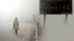 Rose (Radha Mitchell) macht sich in der Videospielverfilmung «Silent Hill» auf die Suche nach ihrer verschwundenen Tochter.