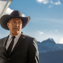 Wie wurde das Familienoberhaupt John Dutton (Kevin Costner) aus der Serie geschrieben? In der ersten Folge von Staffel 5B erfahren wir's.