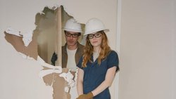 Irgendwie spukt’s: Asher (Nathan Fielder) und Whitney (Emma Stone) in «The Curse».