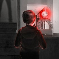 Der jüngste Sohn der Familie ist fasziniert von AIA, dem KI-Assistenten.
