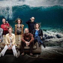 Was verheimlichen Heiko (Tim Bergmann), Maren (Ursula Strauss), Noa (Meira Durand), Harry (Johann von Bülow), Matthias (Özgür Karadeniz) und Britta (Katrin Röver) vor der totgeglaubten Alexandra (Karoline Schuch, M.)?
