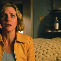 Bei Autorin Carol (Rhea Seehorn) zeigt das Glücksvirus keinerlei Wirkung.