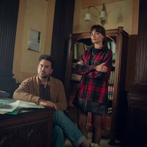 Thomas (Dan Levy) und Maeve (Emma Mackey) in der finalen 4. Staffel von «Sex Education».