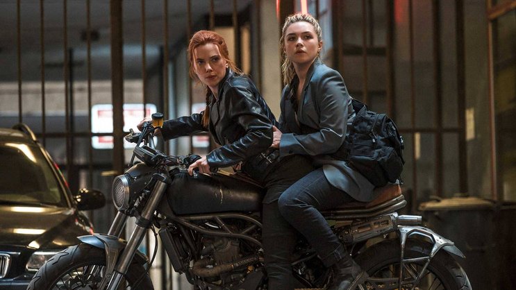 Genossinnen: Natasha (ScarlettJohansson) und Yelena (Florence Pugh) geben Vollgas.