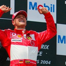 Jubelpose: Michael Schumacher bei seinem Sieg in Magny-Cours 2004.