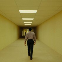 Verloren im gelben Labyrinth: Der unendliche Albtraum «Backrooms» kommt am 18. Juni 2026 in die Schweizer Kinos.