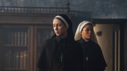 Irene (Taissa Farmiga, l.) und die Novizin Debra (Storm Reid) suchen in «The Nun 2» nach Hinweisen auf Valaks Verbleib.