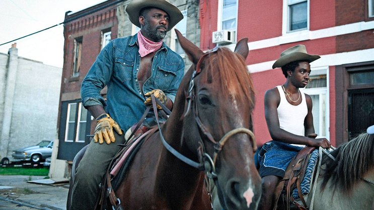 Vater und Sohn: Harp (Idris Elba) und Cole (Caleb McLaughlin) müssen einander erst leiden lernen.