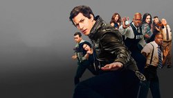 Dein Freund & Helfer: Neue Runde mit der komplett irren Truppe rund um Cop Jake (Bild, vorne).