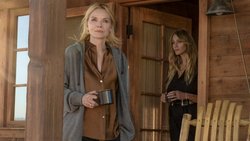 Stacy Clyburn (Michelle Pfeiffer, l.) muss sich erst an den rauen Westen gewöhnen.